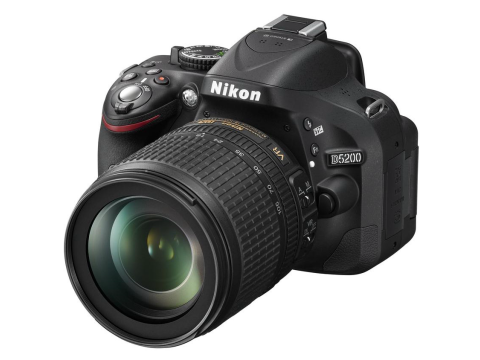 Nikon D5200 + 18-105 mm AF-S DX VR