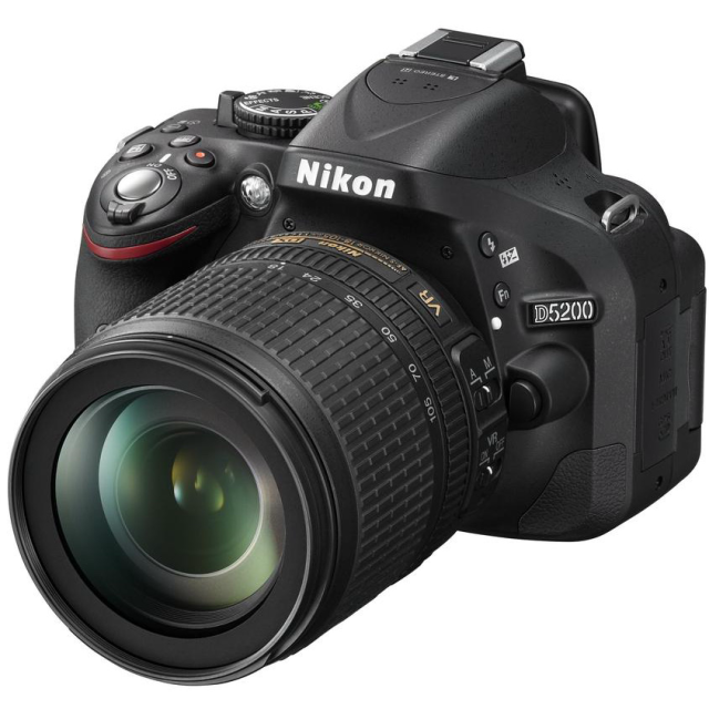 Nikon D5200 + 18-105 mm AF-S DX VR