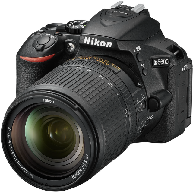 Nikon D5600 + AF-S 18-140mm f/3,5-5,6G ED VR