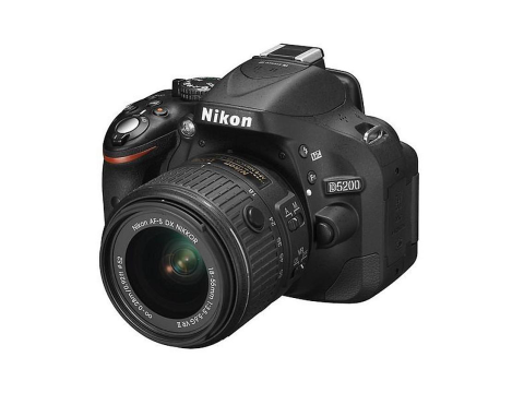 Nikon D5200 + AF-S DX 18-55 VR II