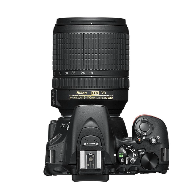 Nikon D5600 + AF-S 18-140mm f/3,5-5,6G ED VR